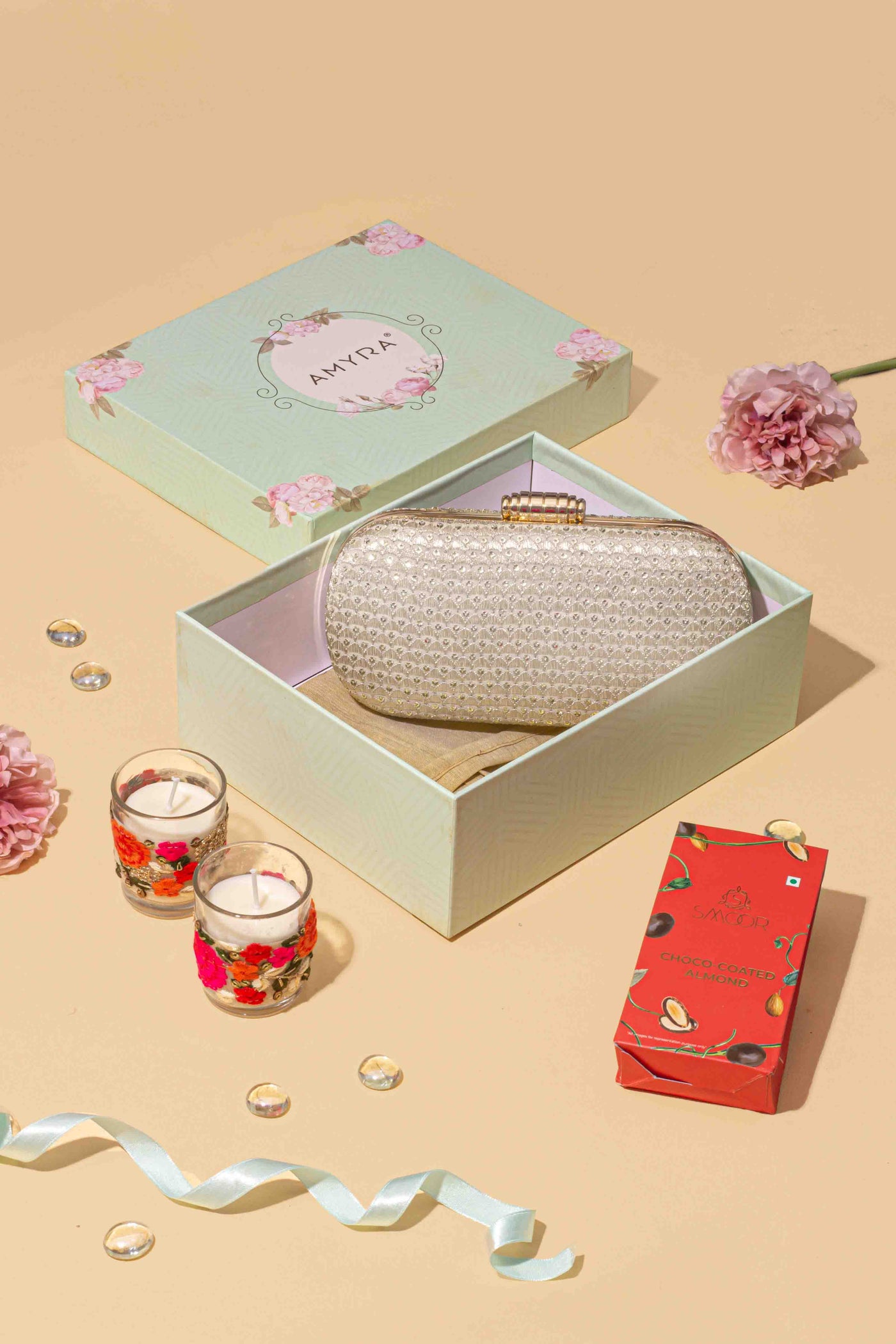 AMYRA Gift hamper - Champagne Clutch - Gourmet & floral candle box