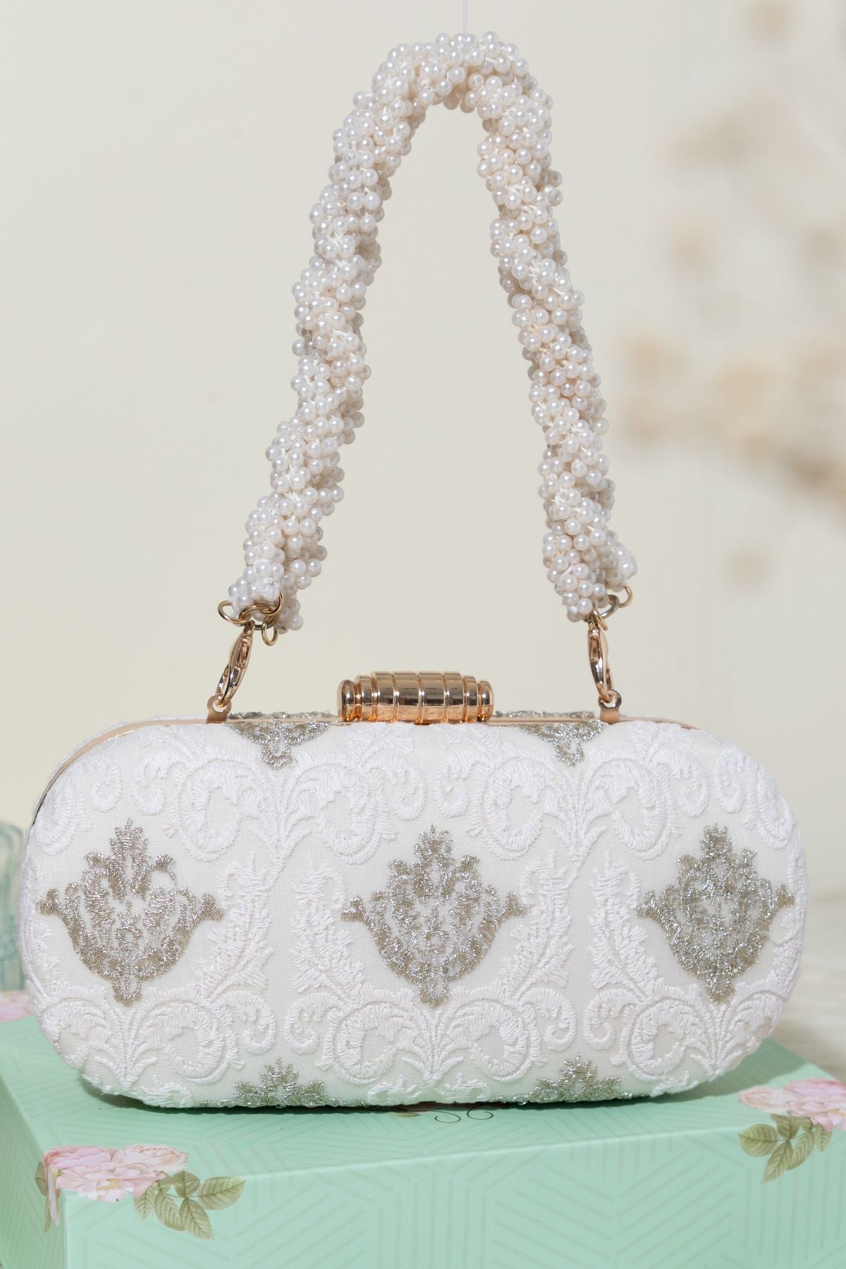 AMYRA - Nura capsule clutch- White