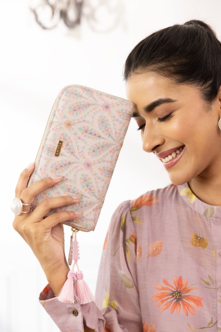Nyraa Embroidered Wallet - off-white