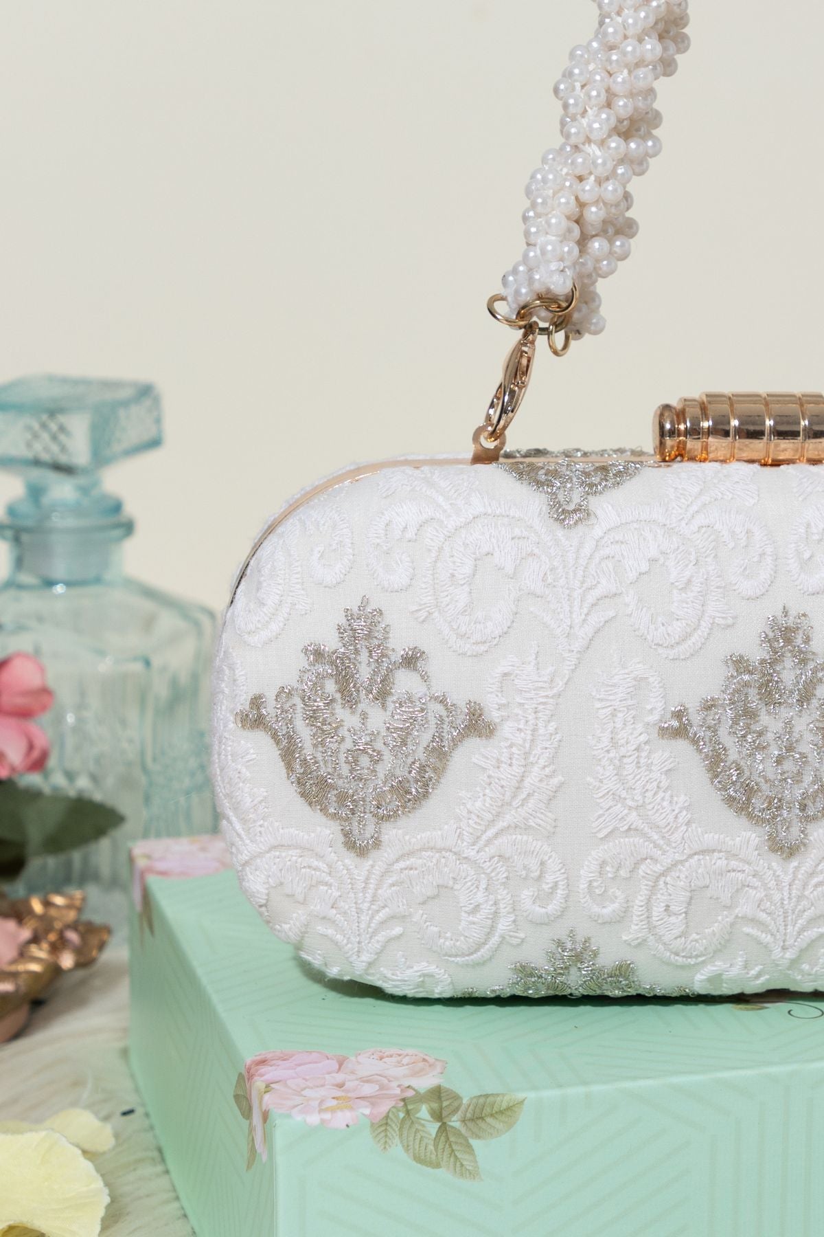 AMYRA - Nura capsule clutch- White