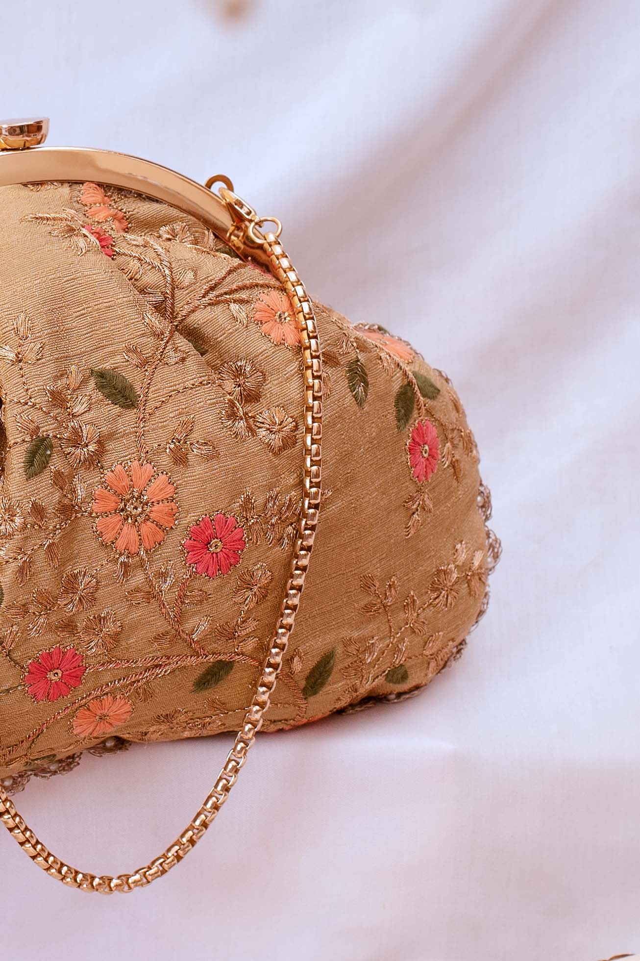 Floral creeper vintage purse - Gold
