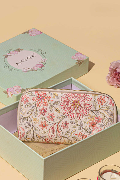 Gift hamper - Ivy Wallet - Wellness and floral candle box
