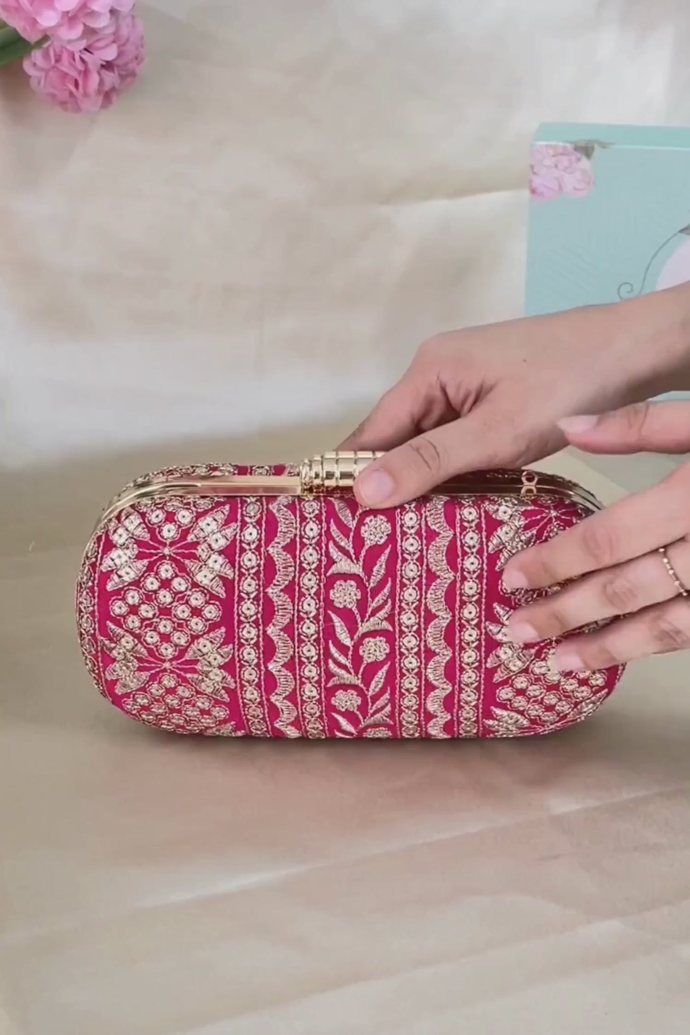AMYRA Mirai embroidered clutch - Pink