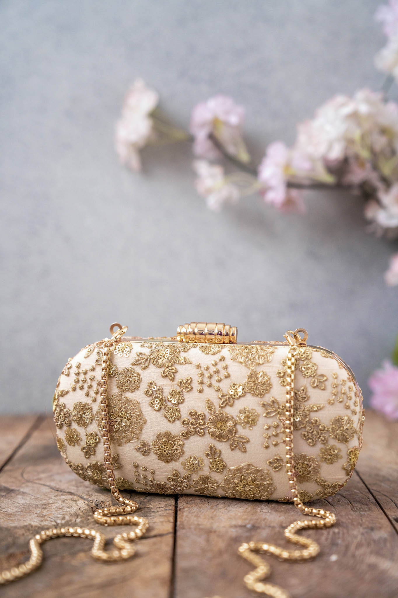 AMYRA Ada capsule clutch