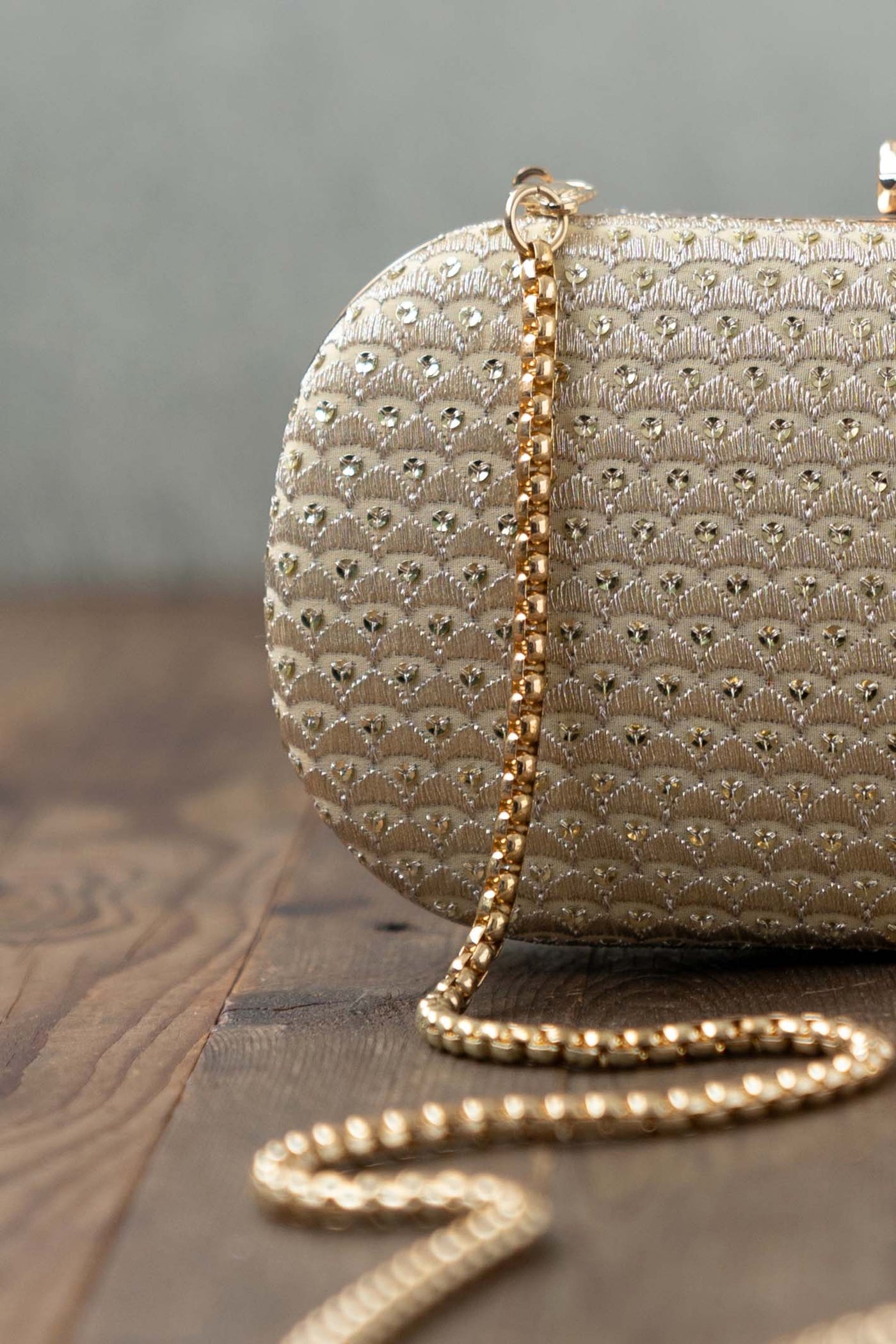 AMYRA Champagne capsule clutch