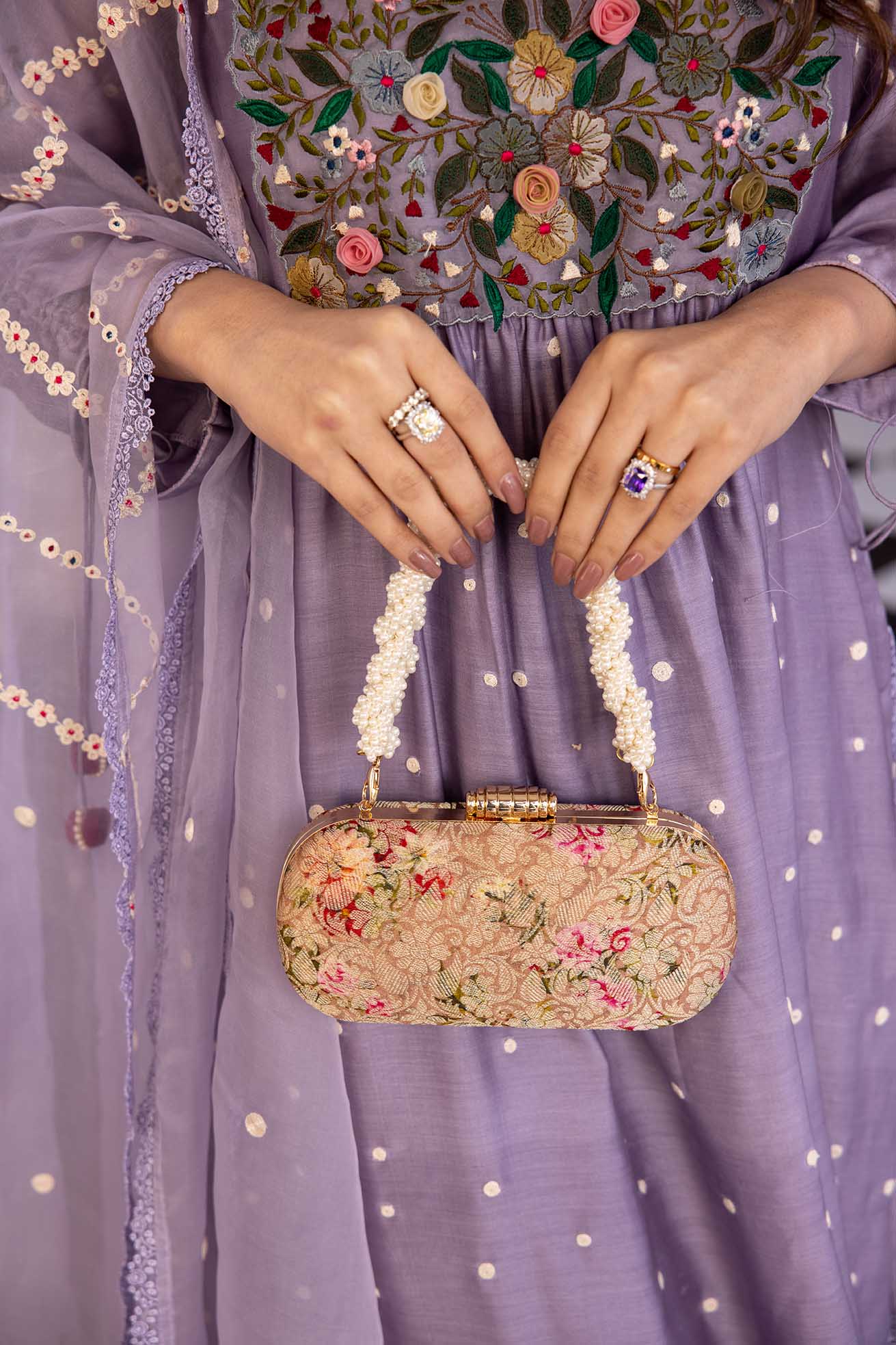 AMYR A Elora old rose capsule clutch
