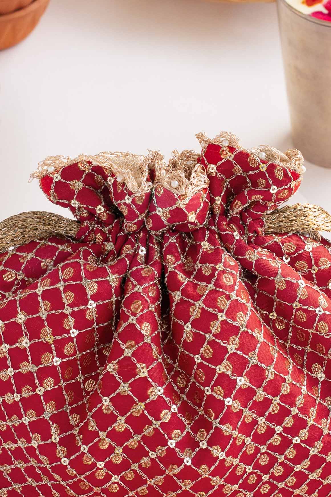 AMYRA Gulaal potli - red