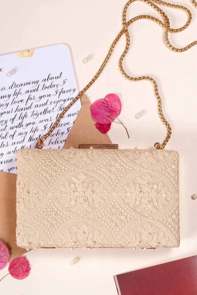 AMYRA Oyster beige pearl clutch