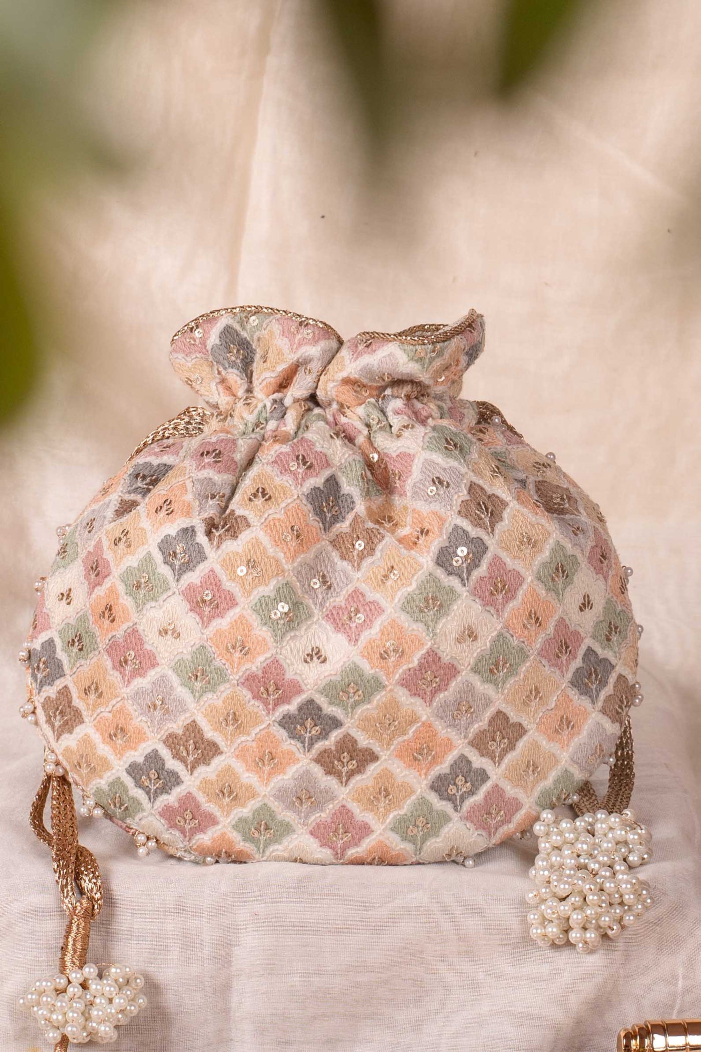 AMYRA Aza pastel embroidered potli - white