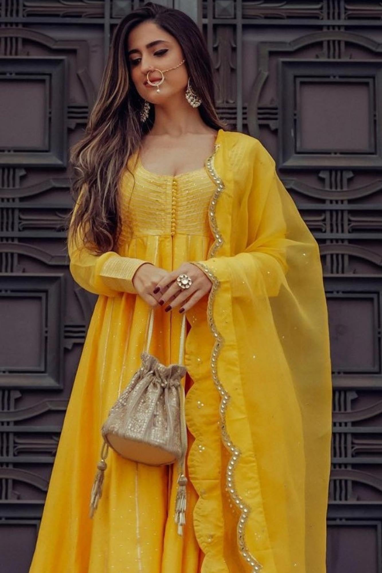 AMYRA Bella gold potli