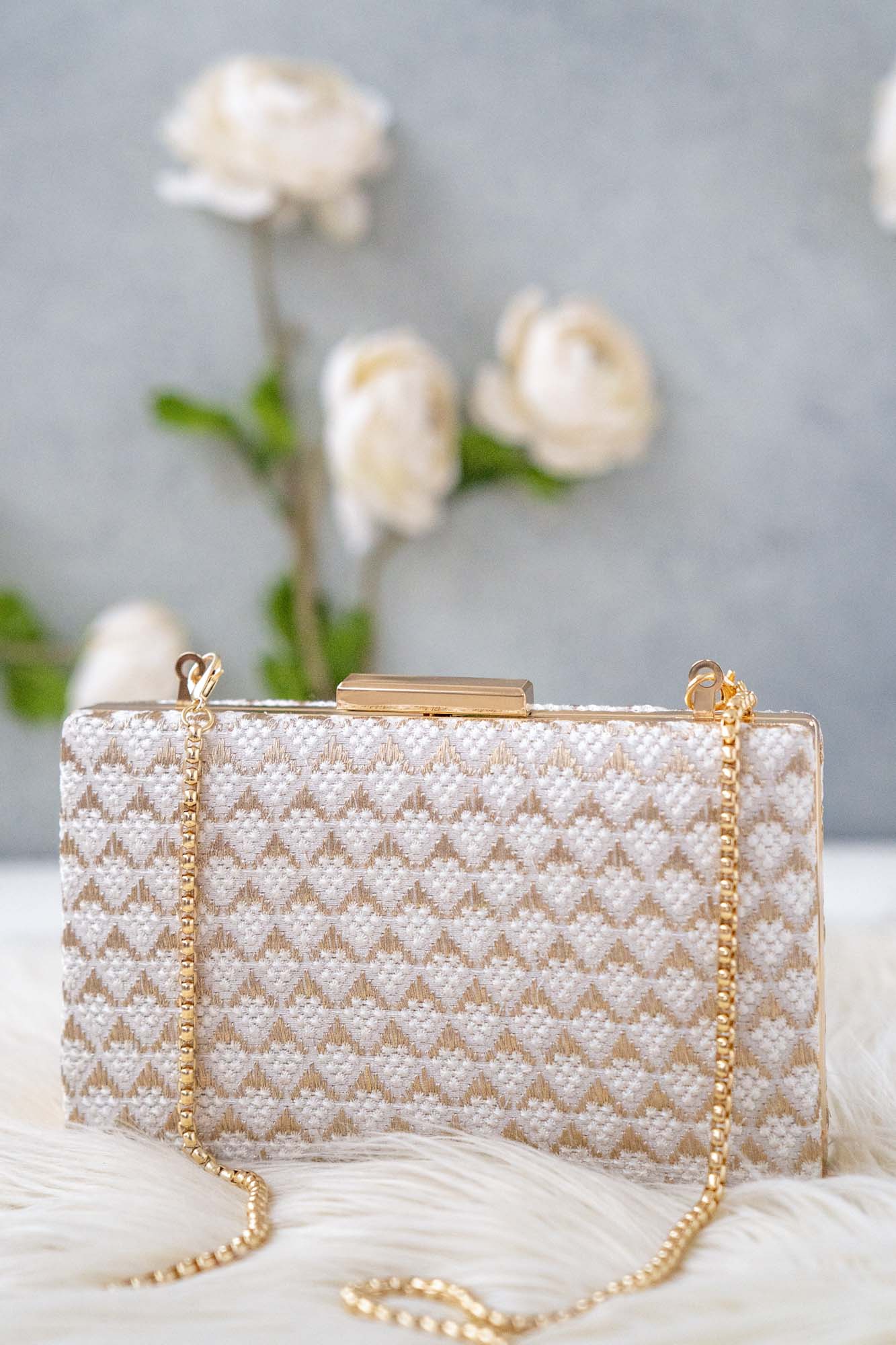 AMYRA Serenade threadwork clutch - Off white
